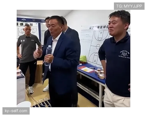 场外替补席冲突为何难以统一判罚标准？揭秘裁判背后规则难题