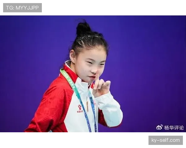 管晨辰穿得比我老板还讲究，赛场外根本是街拍达人？
